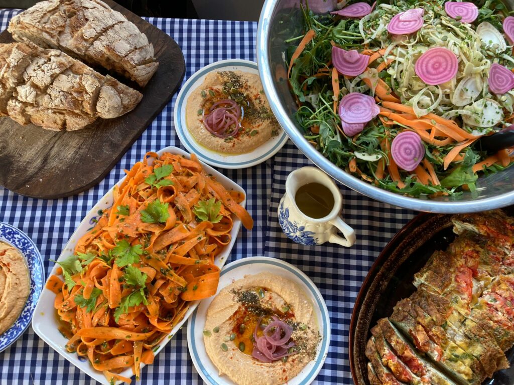 Buffet de la Cantine Zot avec pain artisanal, houmous, salade fraîche et carottes aux herbes