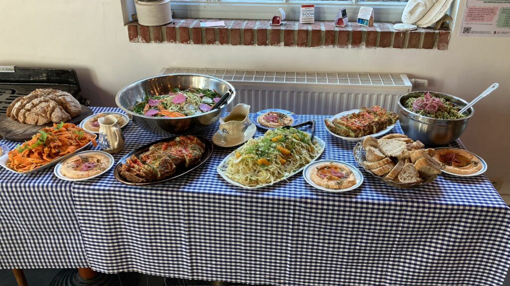Buffet de plats variés avec pain, salades et pâtes