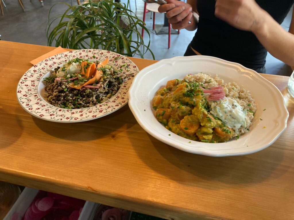 Curry de carottes avec riz et sauce blanche