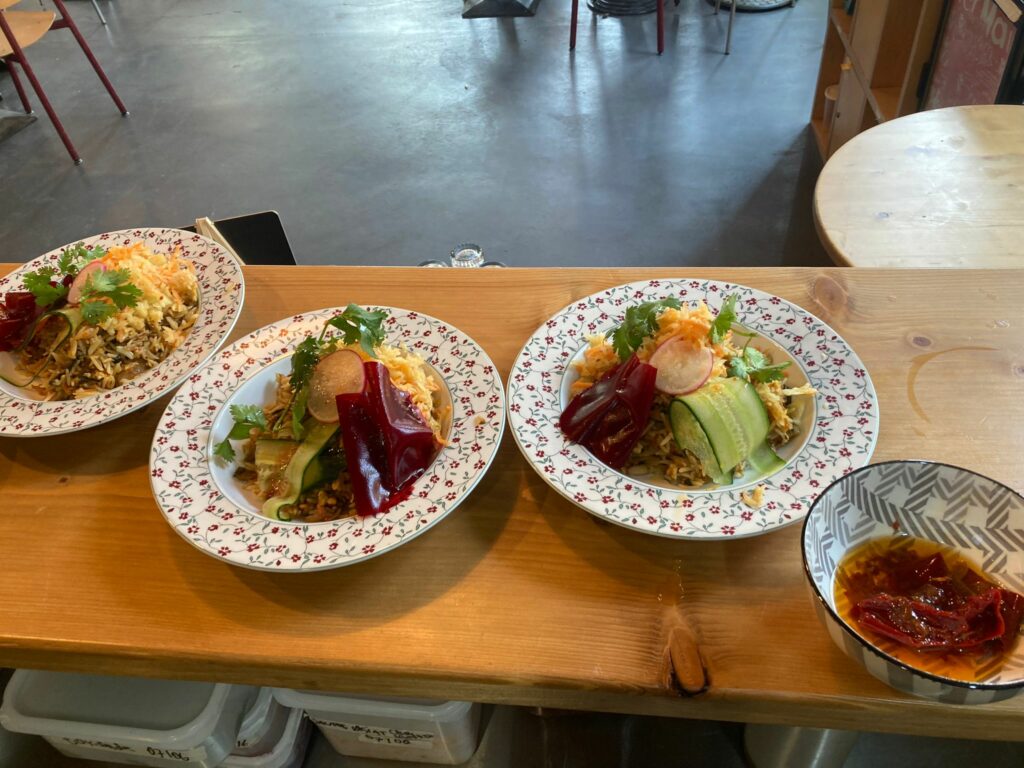 Assiettes colorées avec crudités et légumes
